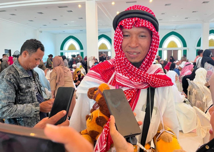 Jamaah Haji PPU Tiba di Kampung Halaman, Borong Boneka Unta untuk Cucu