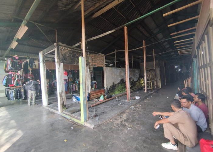 Pedagang Kembali Bangun Kios yang Terbakar, Tak Ada Ganti Rugi