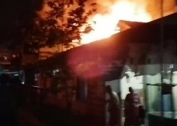 Api Mengamuk di Loa Janan Ilir, Tiga Bangunan dan Satu Angkot Jadi Abu