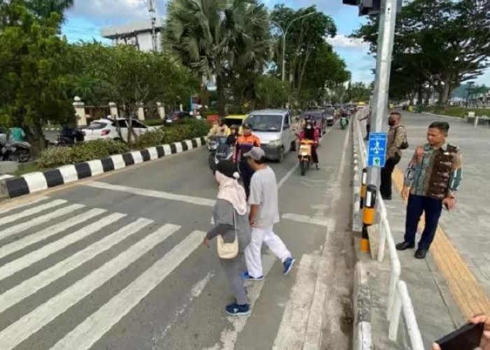 Fasilitasi Pejalan Kaki Hendak Menyeberang, Dishub Pasang Pelican Cross di depan Teras Samarinda