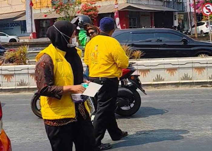 Harum Center dan Komunitas Anak Muda Samarinda Bagikan 20 Ribu Masker di Tengah Kabut Asap