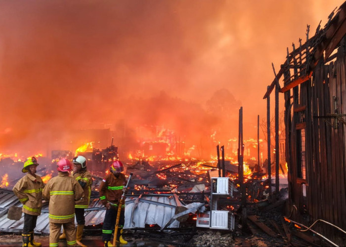 75 Bangunan di Danau Aji Tenggarong Ludes Terbakar, Damkarmatan Kukar Terkendala Minimnya Sumber Air