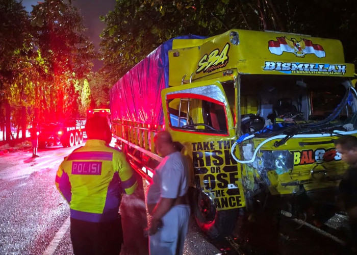 Truk Rem Blong Picu Tabrakan Beruntun 7 Kendaraan di Semayang Balikpapan, Satu Luka Berat