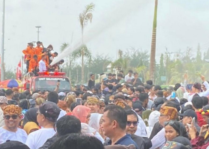 Puncak Pesta Erau Adat Pelas Benua, Ribuan Warga Kukar Antusias Ikuti Prosesi Belimbur