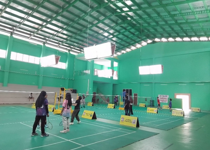 Selama Akhir Pekan, Pelajar SMP Manfaatkan GOR Bulutangkis Balikpapan Tenis Stadium untuk Latihan