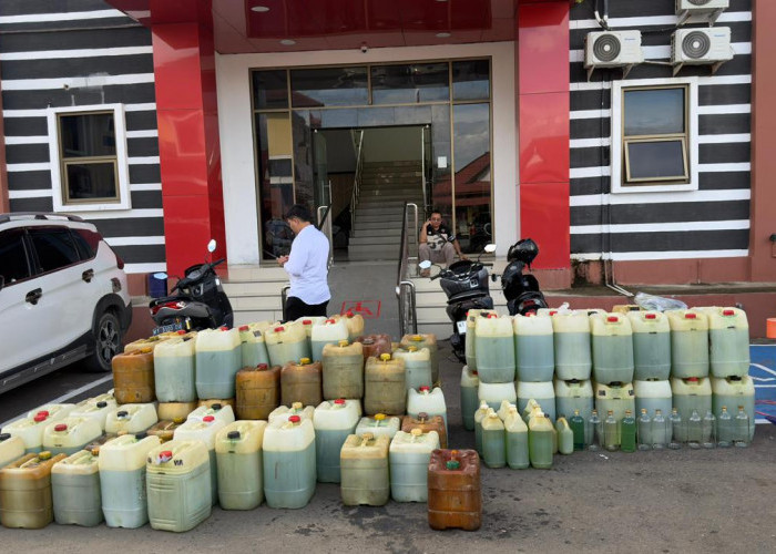 Polres Paser Bongkar Penimbunan 2.166 Liter Pertalite di Long Ikis 