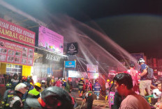 Diduga Korsleting Listrik, Ruko 3 Lantai di Samarinda Ludes Dilalap Api