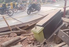 Baru Diperbaiki, Lintasan Sementara Jembatan Lembak Kembali Amblas 