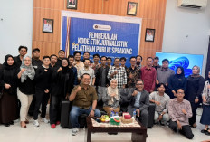 Perkuat Profesionalisme Wartawan, PWI Kukar Gelar Pembekalan KEJ dan Publik Speaking. 