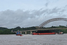 Tongkang Tersangkut di Luar Jam Pelayanan, Tambatan Kapal Wajib Berjarak 1.000 Meter dari Jembatan Mahulu