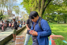  Jasa Penukaran Uang Pinggir Jalan Makin Ramai Jelang Lebaran 