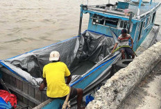 Warga Pesisir Tanjung Harapan Paser Kesulitan Air Bersih, Ribuan Liter Bantuan Air Disalurkan Lewat Kapal
