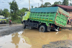 Truk Kernel Sawit Terperosok di Jalan Nasional Simpang Raya Kutai Barat, Warga Blokade Angkutan CPO