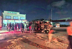 Truk vs Pikap Adu Banteng di KM 11 Petung, Pengemudi Dilarikan ke Rumah Sakit