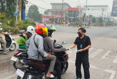 Udara Tenggarong Tidak Sehat, BPBD Kukar Turun Bagikan 5.000 Masker
