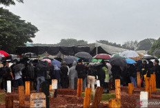 Pemakaman Vidi Aldiano Diwarnai Hujan, Nuansa Warna Biru Jadi Simbol Kenangan