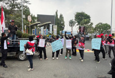 Koalisi Masyarakat Sipil Aksi di Depan Kantor Gubernur, Soroti Meninggalnya Balita Akibat Asap 