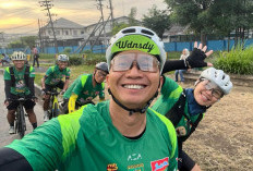 Gowes Surabaya-Jakarta Pakai Jersey Bajol Ijo, Presiden Persebaya Azrul Ananda  Disambut Jakmania