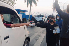 Di Tengah Aksi, Mahasiswa Kaltim Turun ke Jalan Bagikan Masker