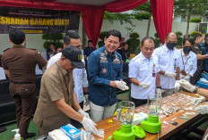 Kejari Samarinda Musnahkan Barang Bukti Perkara Pidana, Miras Cap Tikus hingga Uang Palsu Dihancurkan