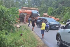 Trailer Melintang Tutup Jalan Poros Bontang-Samarinda, Lalu Lintas Lumpuh 