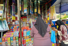 Jelang Tahun Baru 2026, Kembang Api di Pasar Pagi Samarinda Diburu Warga