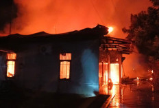 Kebakaran Hanguskan 5 Rumah Kontrakan di Jalan Belida Tenggarong, Penyebab Masih Diselidiki
