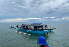 Perahu Terbalik, 2 Pemancing Nyaris Hilang di Teluk Lombok akibat Cuaca Buruk