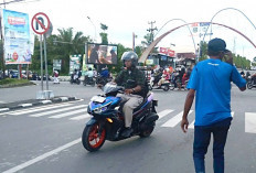Polisi Jaga Perempatan Jalan untuk Mencegah Kecelakaan