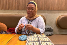 Merajut untuk Tetap 'Waras': Cerita Slow Living ala Sopie Razak