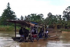 Di Tengah Tambang dan Sawit, Anak Desa Longjak Masih Menyeberang Sungai untuk Belajar