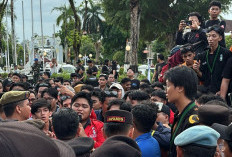Demo Aliansi Balikpapan Bergerak Memanas, Mahasiswa-Polisi Saling Dorong 