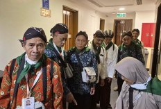 Tampil Beda, Jamaah Haji Asal Gunungkidul Kenakan Belangkon di Tanah Suci