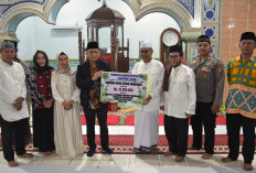 Pemkab Kubar Serahkan Bantuan Rp15 Juta untuk Masjid Al-Istiqomah