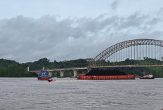 Pasca Tabrakan Tongkang, Pelayaran di Kolong Jembatan Mahulu Ditutup Sementara