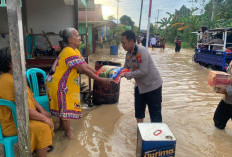 Kapolres Kutim Salurkan 60 Paket Sembako untuk Warga Terdampak Banjir Sangatta Selatan