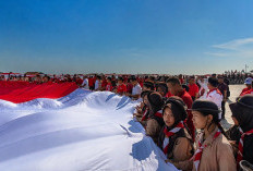 Bendera Berukuran Raksasa Dikibarkan di Pelataran Bontang Kuala