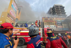 Si Jago Merah Lahap Ruko Surya Phone Samarinda, Diduga Korsleting Listrik