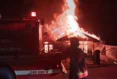 Breaking News! Rumah Kosong di Tanjung Redeb Terbakar