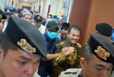 Roy Suryo Teriak 'Allahu Akbar' saat Keluar dari RS Polri bersama Dokter Tifa 