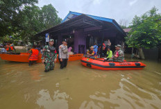 Hujan Deras Akibatkan Sungai Merban Meluap, Polsek Muara Bengkal Ikut Pantau Debit Air
