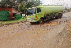 Kondisi Jalan Nasional Simpang Raya Kubar Rusak Berat, Pengendara Mengeluh