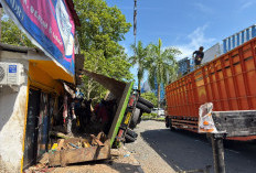 Truk Bermuatan Besi Tua Terguling, Timpa Kios di Balikpapan 