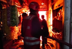 Belasan Unit Damkar dan Dua AWC Dikerahkan Atasi Kebakaran Pasar Sepinggan, Penyebab Masih Diselidiki 