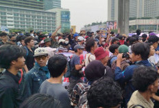 Teriakkan Revolusi, Mahasiswa dan Massa Bentrok dengan TNI di Bundaran HI