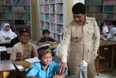 Miris! Siswa SD dan SMP di PPU Belajar di Perpustakaan Bersekat, Gedung Masih Gabung dengan SMA