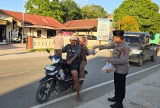 Bagikan Takjil Ramadan, Polsek Bongan Kutai Barat Bangun Kebersamaan dan Tingkatkan Kepercayaan Publik