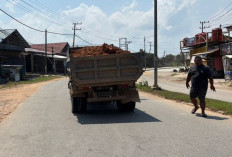 Truk Galian C Tanpa Penutup Bikin Jalan APT Pranoto Berdebu, Warga Kesal