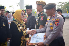 Bupati Berau Sri Juniarsih Mas Beri Penghargaan Relawan Pemadam Karhutla di Hari Jadi ke-73 Kabupaten Berau