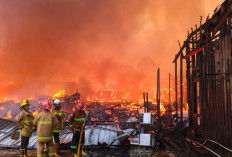 75 Bangunan di Danau Aji Tenggarong Ludes Terbakar, Damkarmatan Kukar Terkendala Minimnya Sumber Air
